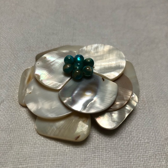 Vintage mother of Pearl flower brooch pin - Picture 4 of 8
